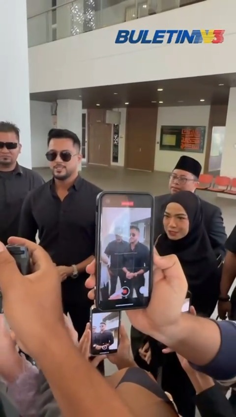 Pelakon dan penyanyi, Aliff Aziz dan Ruhainies tiba di Mahkamah Tinggi Syariah Kuala Lumpur bagi sebutan bacaan pertuduhan kes khalwat. #buletintv3 #mahkamah #aliffaziz #ruhainies