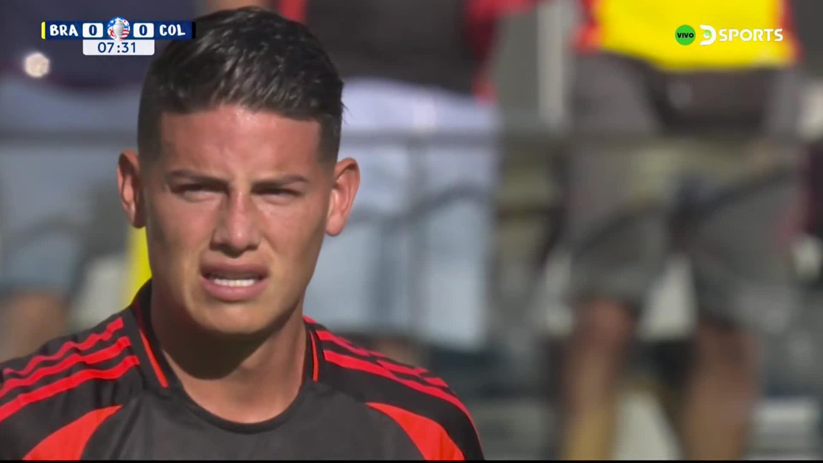 Queridos amigos colombianos, ¿Alguien puede explicarme la enorme diferencia entre James Rodríguez del Selección Colombia 🇨🇴 y James de los equipos? ¿Por qué su carrera profesional no refleja el altísimo nivel futbolístico que le demuestra en la selección?