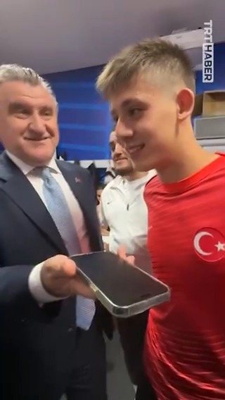 "Goller muhteşemdi. Merih gerçekten kornerlerin hakkını verdi" Cumhurbaşkanı Erdoğan, EURO 2024'te çeyrek finale yükselen A Milli Futbol Takımı'nı tebrik etti.