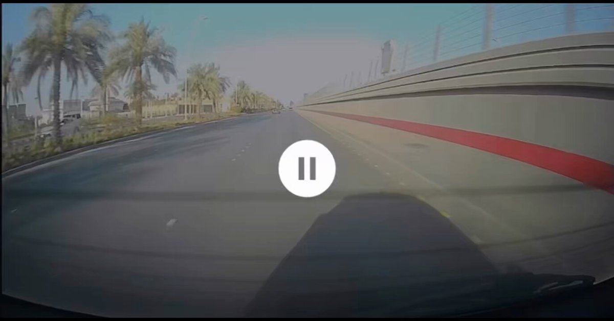 امس الصباح امنت بكلمة ( بالحديد ولا بالعبيد) رايحه ابصم للدوام في امان الله ضبطت سرعتي عشان ساهر ٩٠ والطريق فاضي حرفيا فجأه القى سياره مالها لوحه اماميه ومو معبر سرعة الشارع ولا معبّر مخالفات ساهر شوي ويرقى سيارتي من الخلف وخرت عنه عشان مايصدمني من ورى لكني ماسلمت من قدام (ارهىاب الشوارع) الى متى ؟! كل القوانين سووها ومع ذلك تطنيش لها ! (ملاحظه الولد اللي يسوق عمره مايتجاوز ١٩ وسرعته تتجاوز ١٢٠) (بالرغم من وجود ساهر يمين الشارع)