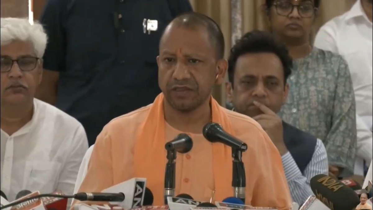 राज्य सरकार ने तय किया है कि जनपद हाथरस की दुर्भाग्यपूर्ण घटना की माननीय उच्च न्यायालय के रिटायर्ड जज की अध्यक्षता में ज्यूडिशियल इंक्वायरी भी करवाएंगे...