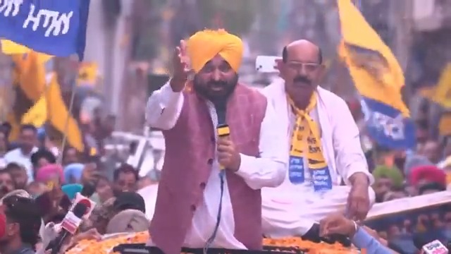 ਅਸੀਂ ਉਹ ਗਾਰੰਟੀਆਂ ਵੀ ਪੂਰੀਆਂ ਕਰ ਦਿੱਤੀਆਂ ਜੋ ਦਿੱਤੀਆਂ ਵੀ ਨਹੀਂ ਸੀ… 16 ਟੋਲ ਪਲਾਜ਼ੇ ਬੰਦ ਕਰ ਦਿੱਤੇ ਜਿਸ ਨਾਲ਼ ਲੋਕਾਂ ਦੇ ਇੱਕ ਦਿਨ ਦੇ 60 ਲੱਖ ਰੁਪਏ ਬੱਚਦੇ ਹਨ… ਵਿਧਾਇਕਾਂ ਦੀ ਪੈਨਸ਼ਨ ਘਟਾਈ, 600 ਯੂਨਿਟ ਬਿਜਲੀ ਮੁਆਫ਼ ਕੀਤੀ ਅਤੇ ਨੌਕਰੀਆਂ ਦਿੱਤੀਆਂ… ਮੈਂ ਚਾਹੁੰਦਾ ਹਾਂ ਸਾਡੇ ਬੱਚੇ ਪੜ੍ਹਨ, ਨੰਬਰ ਲੈਣ ਅਤੇ ਨੌਕਰੀ ਦੀ ਅਰਜ਼ੀ ਉਨ੍ਹਾਂ ਦੇ ਘਰ ਪਹੁੰਚੇਗੀ…