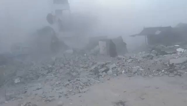 مشاهد مروعة للدمار الذي أحدثه القصف الإسرائيلي لمربع سكني في محيط مجمع ناصر الطبي جنوب القطاع.