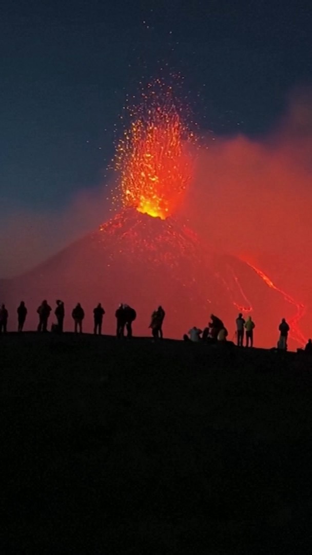 🌋 Les images de l'éruption du cratère central de l'Etna après quatre ans de silence
