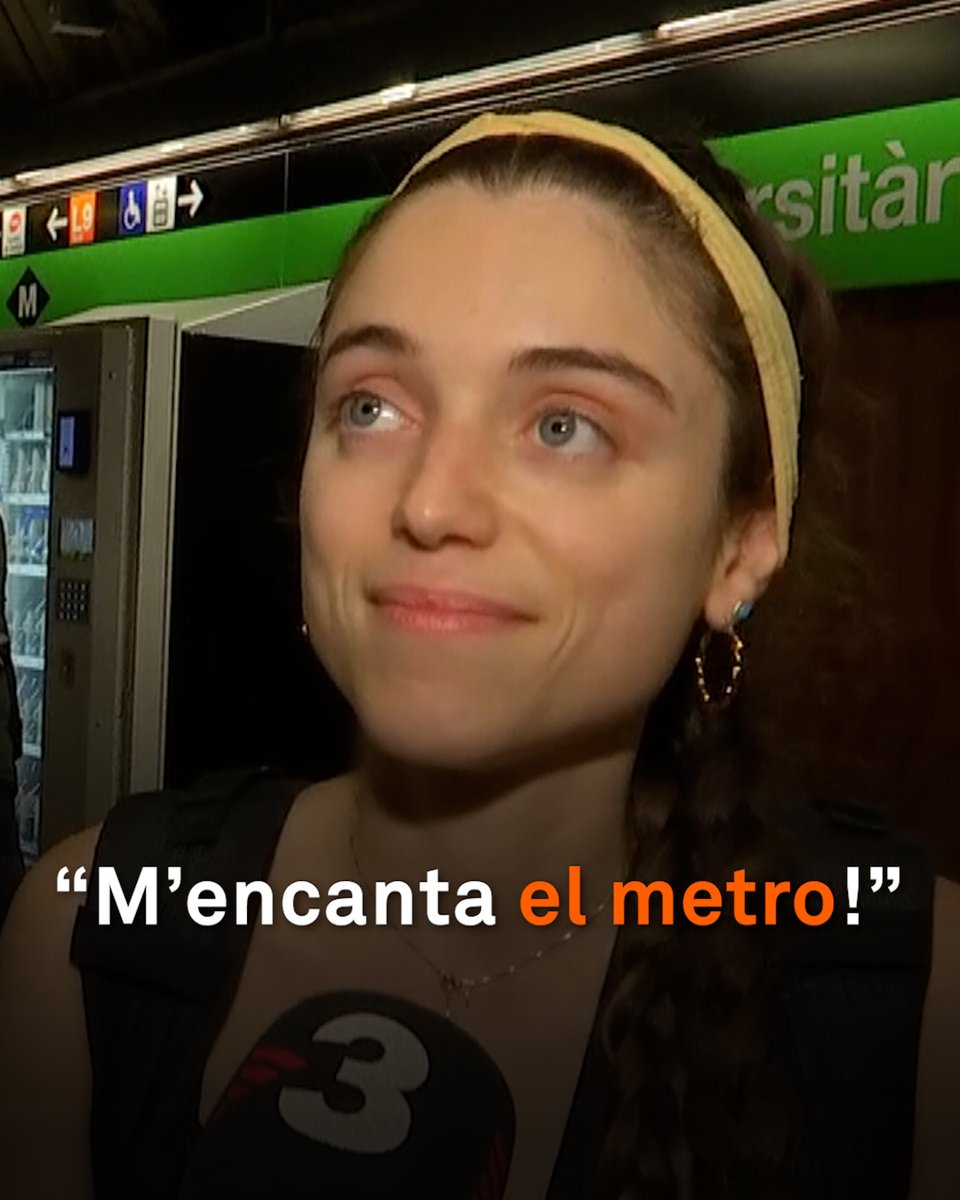 “M’encanta el metro i vinc a acomiadar-me de l’última sèrie 2.000!” Desenes d’aficionats al ferrocarril es van aplegar per dir adeu a l’últim comboi d’un model històric del metro de Barcelona, el primer de tipus “cuc”, amb els vagons interconnectats
