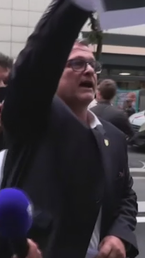 "Maréchal, nous voilà": un orchestre joue cette chanson devant le siège du RN et provoque la colère de Louis Aliot