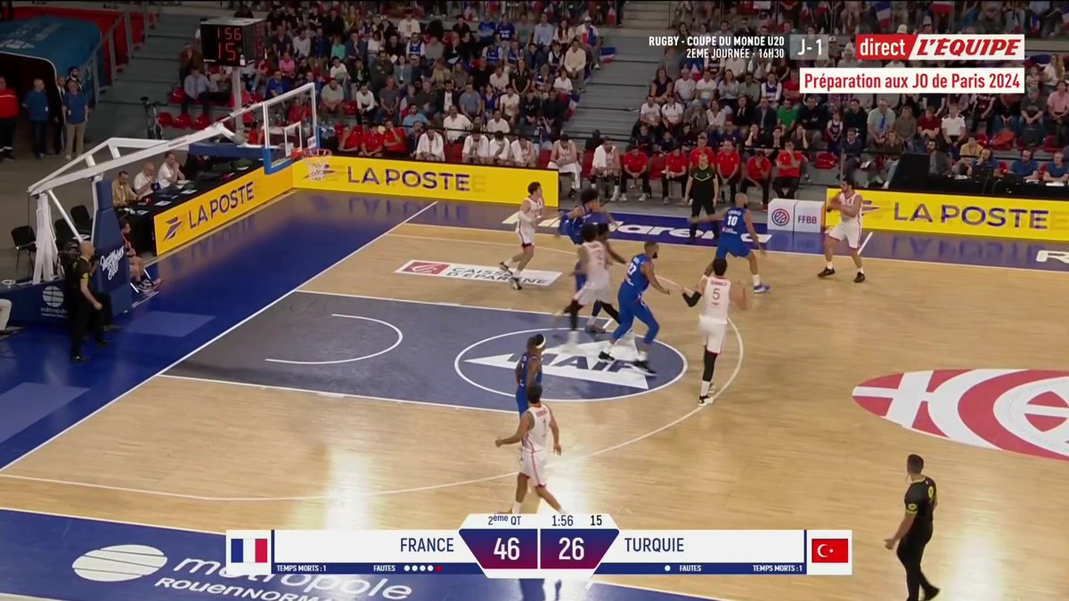 C’est quoi ce tir de Nadir Hifi ? ☄️🤯 #TeamFranceBasket | #PassionnémentBleu