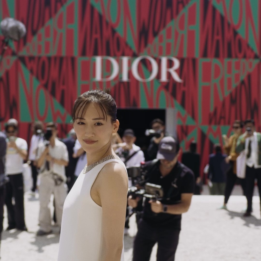 神秘的な輝き。 俳優の綾瀬はるかが、ホワイトシルクのドレスを纏い #DiorCouture 2024-2025年秋冬 コレクション ショーに出席。#DiorJoaillerie から「ローズ デ ヴァン」のブレスレットとリングを着用した彼女が、パリで開催されたショーを訪れる様子をmadame FIGARO japonの動画からご覧ください。