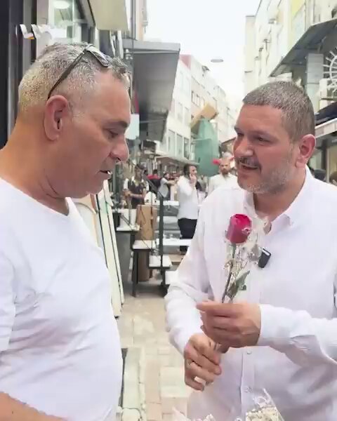 توزيع الورود على محال سوريين في #إسطنبول للعتبير عن تضامننا معهم ضد أي أفعال عنصرية. نحن من وقف ومن سيقف معهم.. أما المحرضون فلا يأتي منهم إلا الضرر والفتنة...