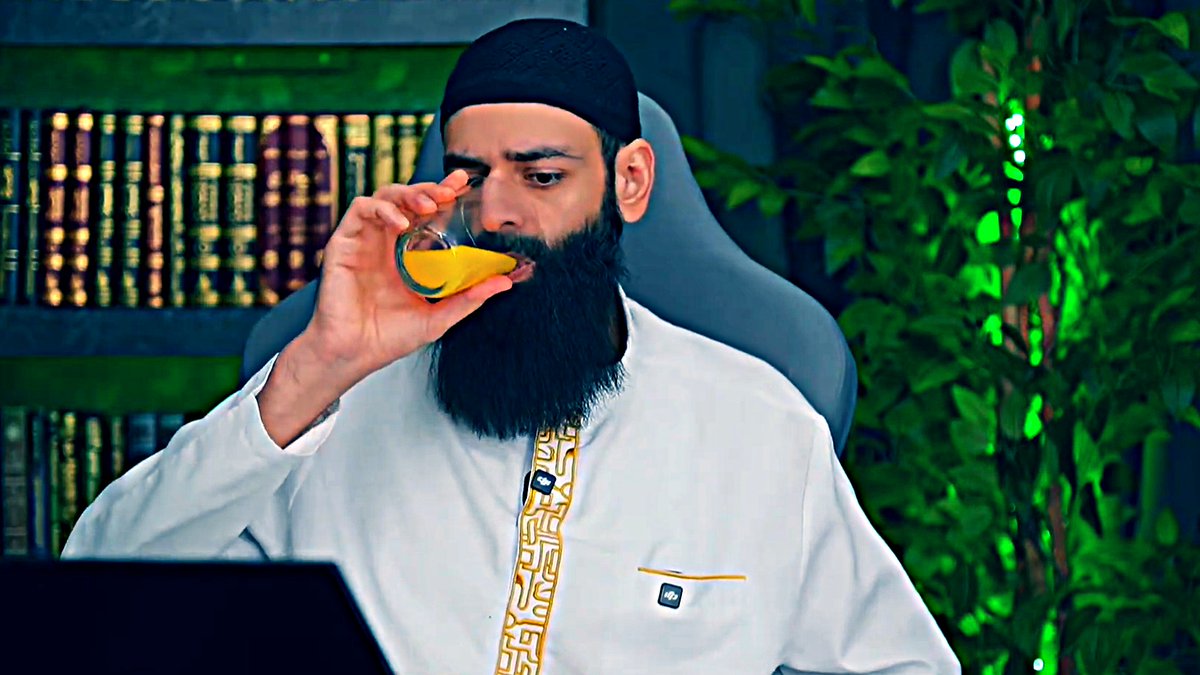 بعد أن كفر محمد شمس الدين الإمام السيوطي -رحمه الله- انتقل إلى مسألة أخرى وهي الإنكار على من يترحم عليه ويلزمه من ذلك الإنكار على جميع العلماء الذين ترحموا عليه منذ وفاته إلى يومنا هذا بل بالغ في الذم إلى أن قال: إن رحمه الله فسيرحم كثيرا من الروافض بل النصارى! ما هذا العبث؟!