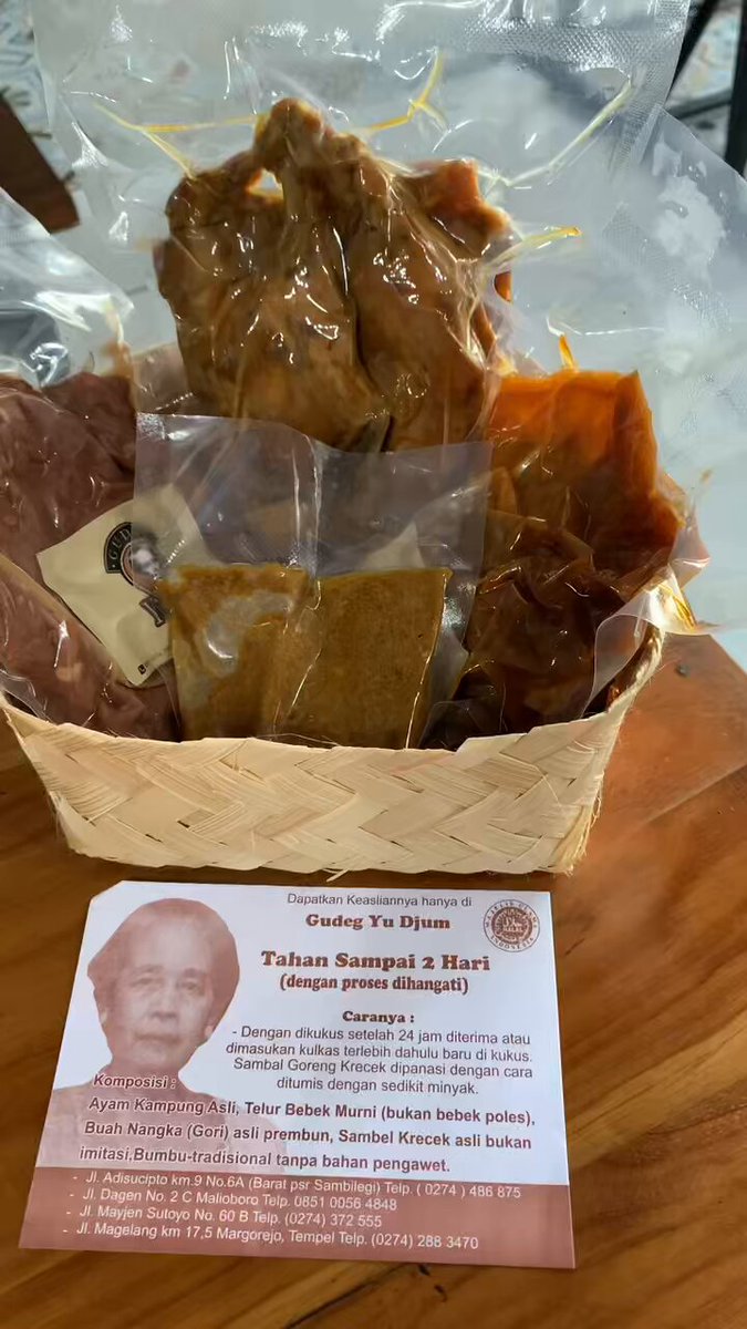 Gudeg Yu Djum kemasan Vacuum siap kirim ke rumahmu sehari sampai!! Paket Gudeg Legendaris kemasan Vacuum tersedia dalam 9 paket berbeda yang cocok banget untuk disantap bersama keluarga dan juga teman. Bisa dikirim hingga ke beberapa kota di luar Jogja ya!