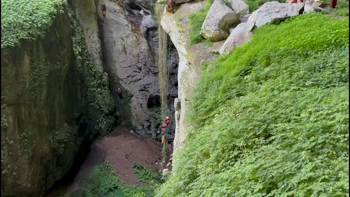 🎥 ¡No apto para gente con vértigo! 🧗🏻 En Ramales de la Victoria #Cantabria, el pelotón de búsqueda y rescate en espacios confinados naturales #BIEM5 hace prácticas en una de las cavidades de mayor siniestralidad de la zona ⚠️ La improvisación, el mayor enemigo en emergencias.
