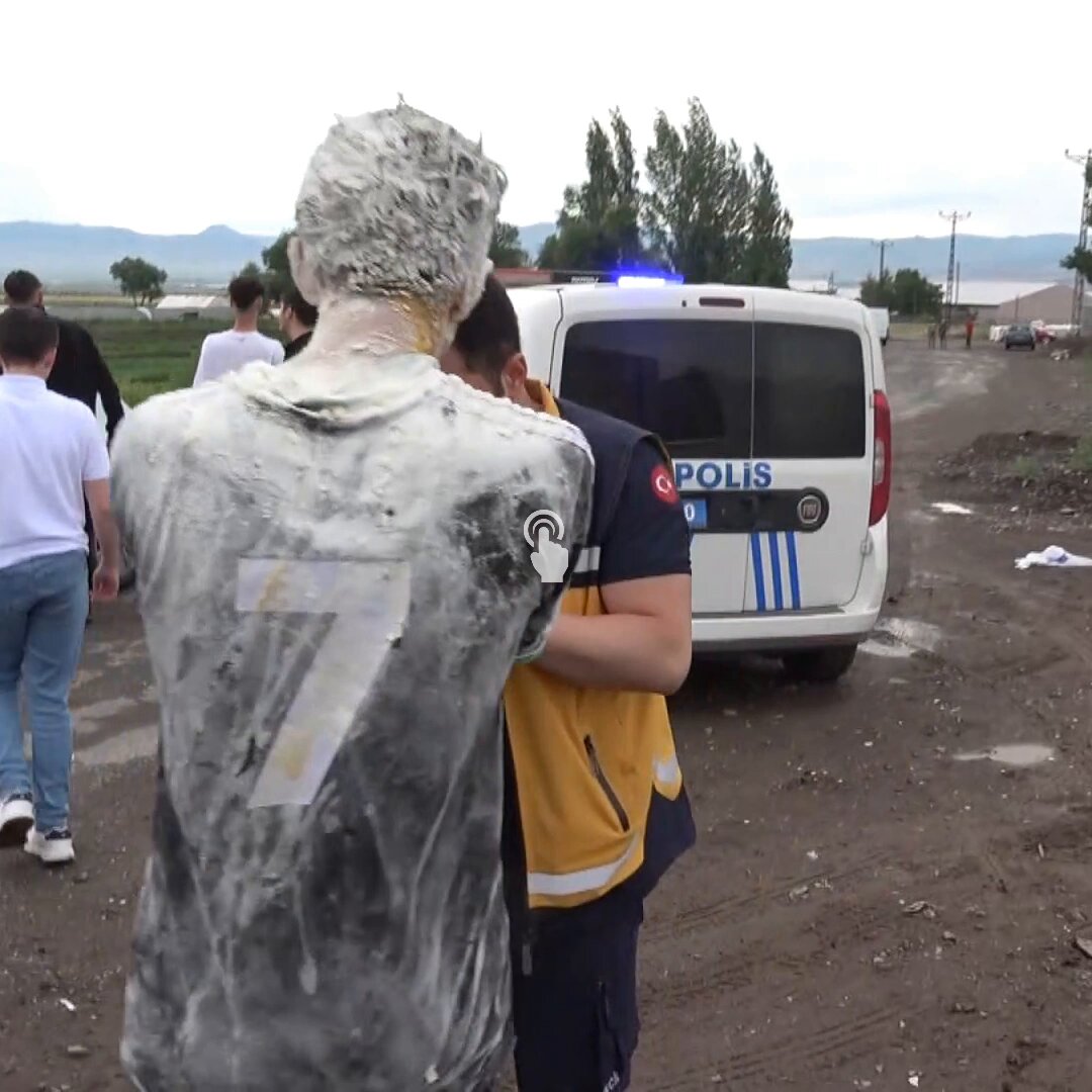 Erzurum'da, doğum gününde arkadaşlarını direğe bağlayıp darbeden, un döken ve başında yumurta kıran gençlere öfkelenen polis: "Siz kafayı mı yediniz? Vatandaş böyle bilmez. Biz önemli bir konu varmış gibi geliyoruz şuraya bak ya. Ambulans burada, biz buradayız."