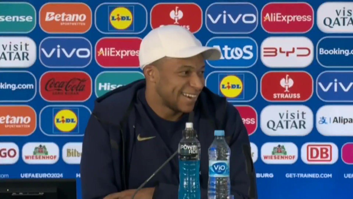 🇫🇷🎙️ Journaliste : "Je suis à ta gauche, vraiment l'extrême gauche" Kylian Mbappé : "Heureusement que vous n'étiez pas de l'autre côté"