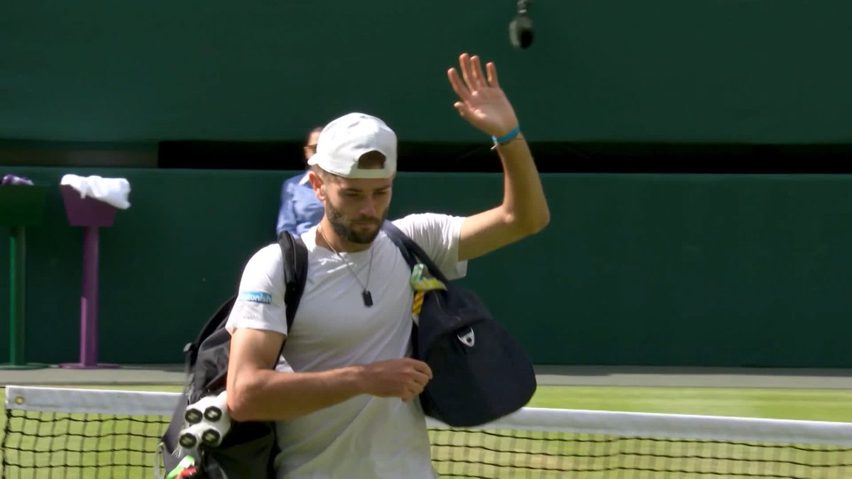 Jacob Fearnley, take a bow 🇬🇧 Novak Djokovic and the Centre Court crowd give the 22-year-old Brit a big applause after a great showing at his first #Wimbledon
