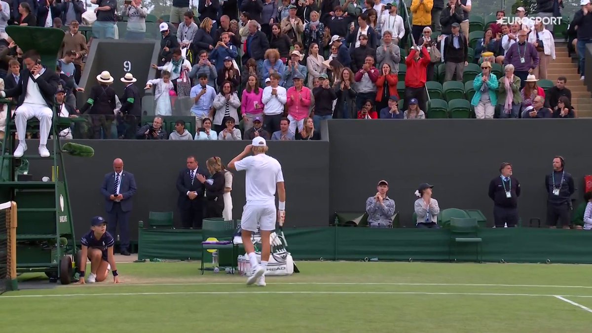 SE ON SIINÄ! RUUSUVUORI VOITTAA! 🤩 Emil Ruusuvuori kukistaa Stefanos Tsitsipasin 3-1-erävoitoin 7-6(6) 7-6(10) 3-6 6-3 ja etenee Wimbledonin kolmannelle kierrokselle! #tennisfi