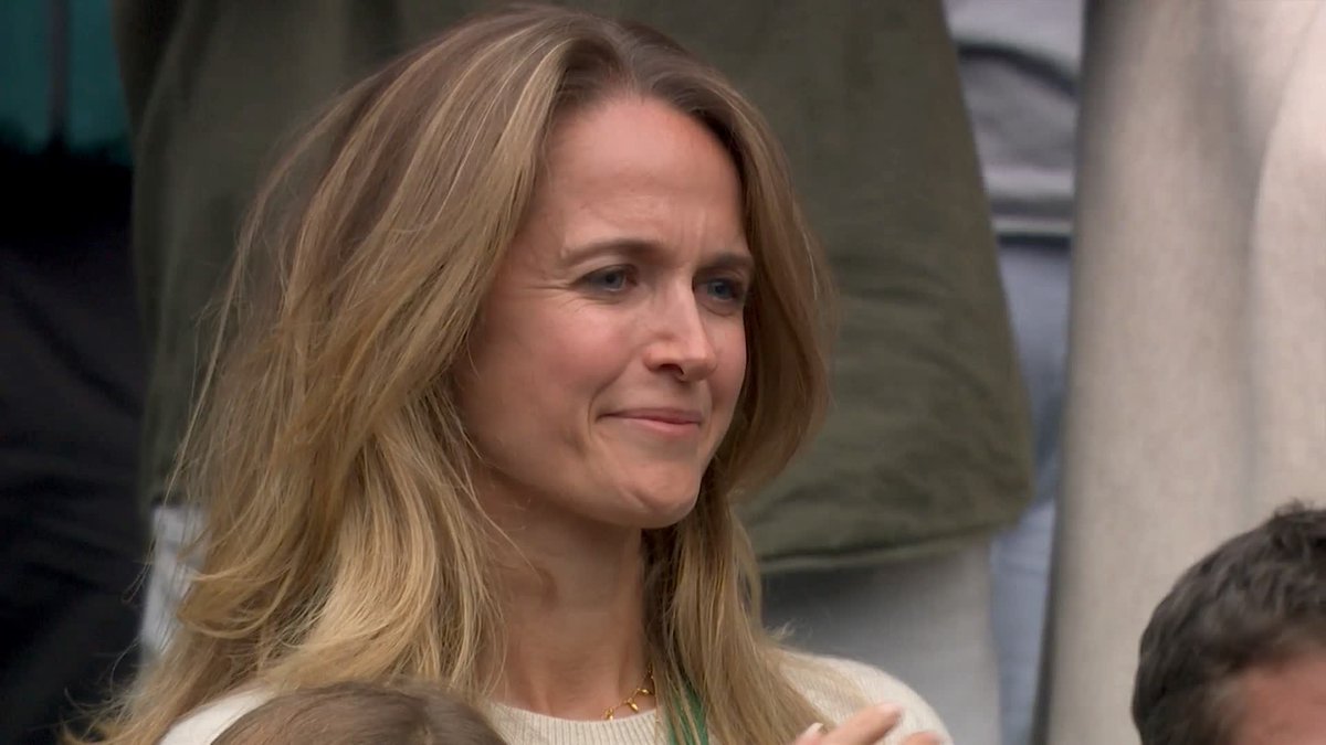 Not a dry eye on Centre Court. They love you, Andy Murray 💚