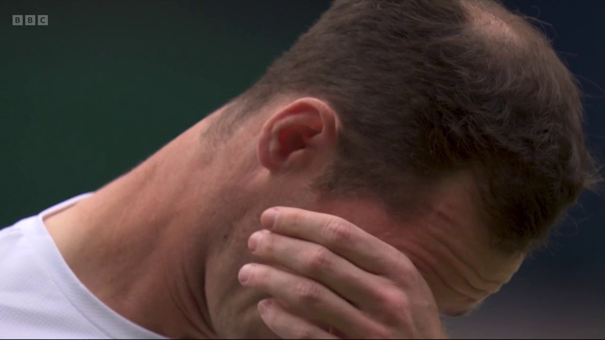 Struggling to hold back the tears 😢 Centre Court gives a standing ovation to Andy Murray 👏 #BBCTennis #Wimbledon
