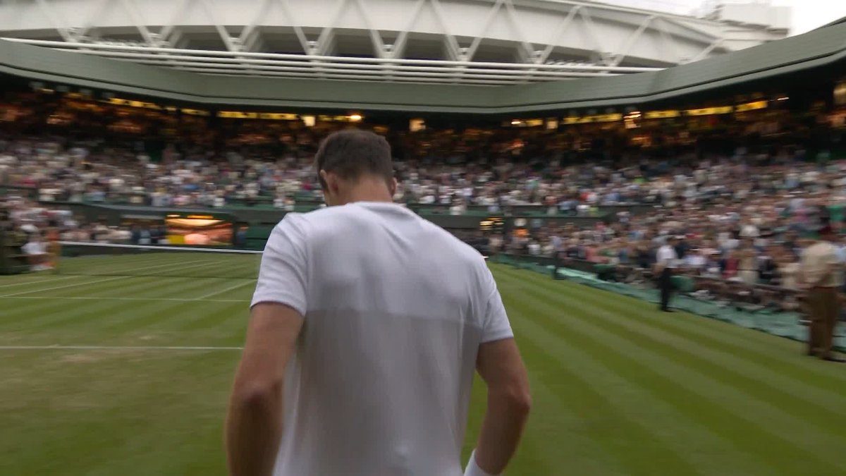 A wave for the adoring Centre Court crowd and a warm hug for brother Jamie ๐๐ #Wimbledon