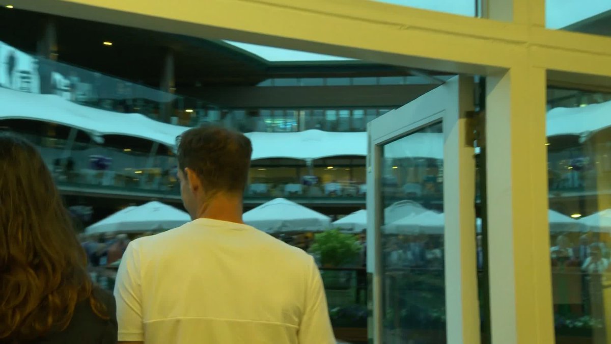 A moment for the fans outside Centre Court to show their love to Andy #Wimbledon