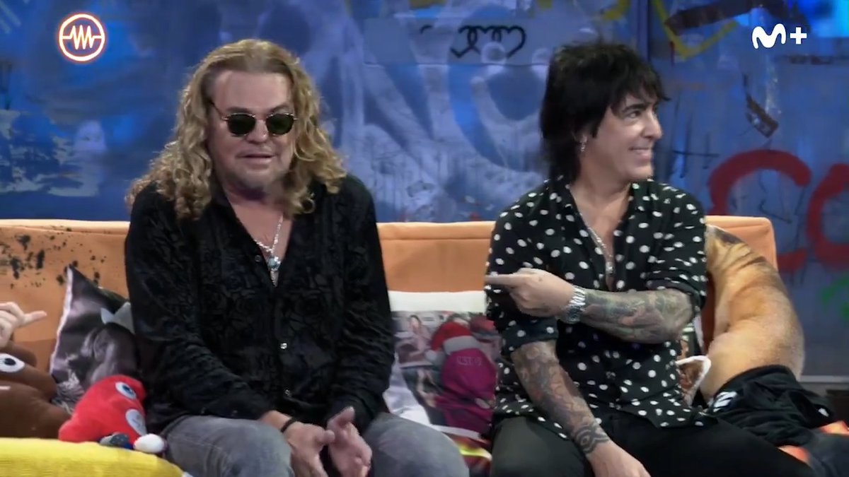 No suelen hacer entrevistas en televisión. Vienen en el último programa de la temporada. Prometen que van a tocar ÁNGEL DE AMOR, e invitan a Broncano a subir al escenario con ellos. Cómo no querer a Maná