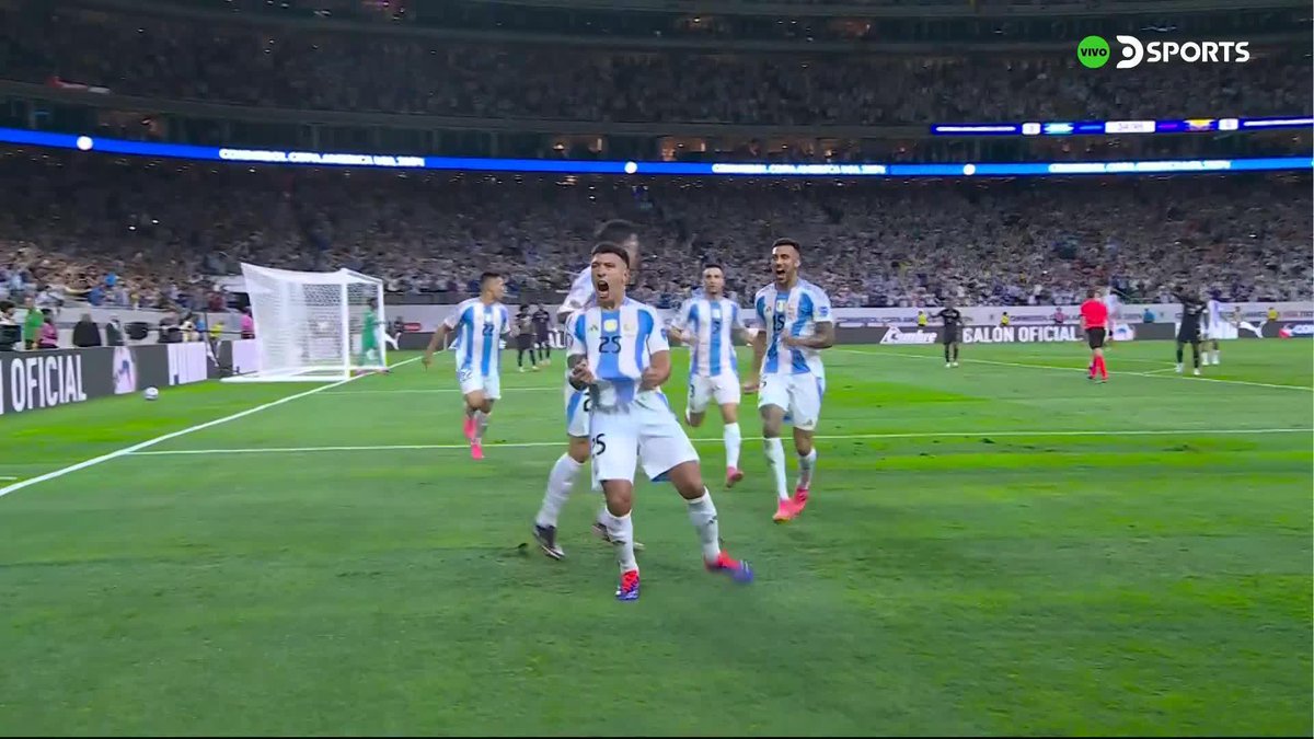 ¡GOOOL DE ARGENTINA! 🔥🇦🇷 ⚽ Lisandro Martínez entró solo en el segundo palo y abrió el marcador ante Ecuador. 🎙 Gustavo Kuffner - Juanjo Buscalia - Sergio Goycochea CONMEBOL #CopaAméricaEnDSPORTS | #CopaAmérica Presentado por: #PUMA