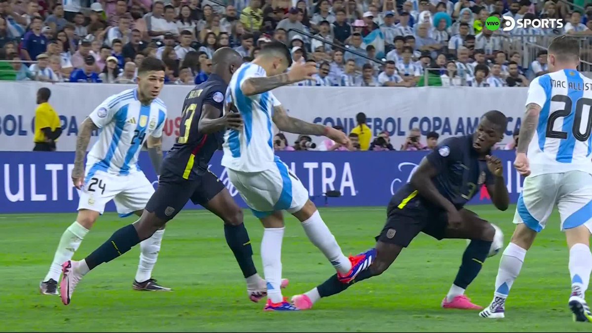 ¡A TRABAR FUERTE! 🦵⚽ ▶️ Moisés Caicedo recibió una patada de Cuti Romero, luego Leo Messi sufrió un planchazo de Carlos Gruezo. 🎙 Gustavo Kuffner - Juanjo Buscalia - Sergio Goycochea CONMEBOL #CopaAméricaEnDSPORTS | #CopaAmérica