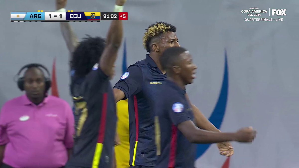 ECUADOR TIES IT IN THE FINAL MINUTES 🤯 (via FOX Soccer)