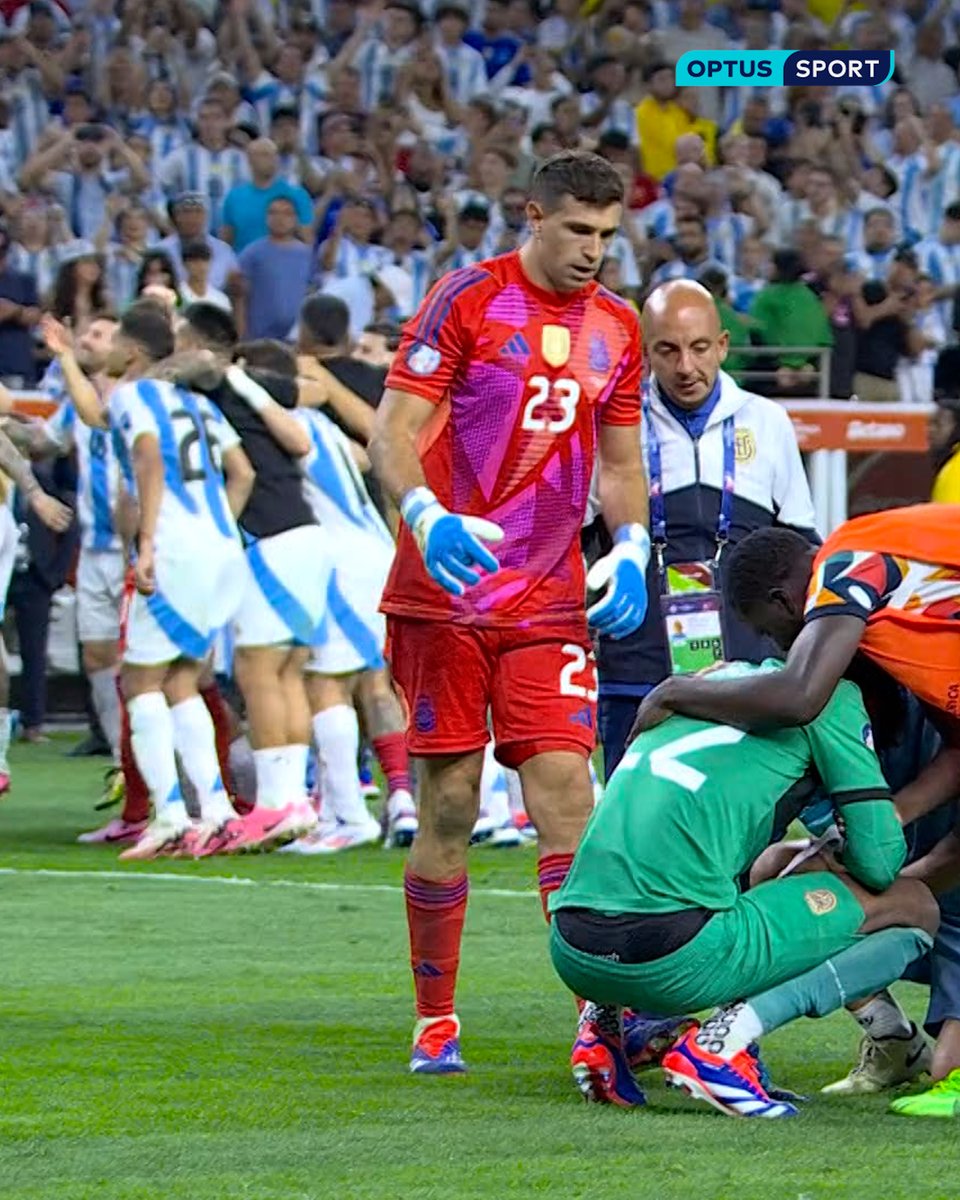 🎥 Emiliano Martínez tampak menghampiri kiper Ekuador, Alexander Domínguez sesaat setelah Argentina memastikan diri menang ke babak semi-final Copa América. Respect! 👏🫡