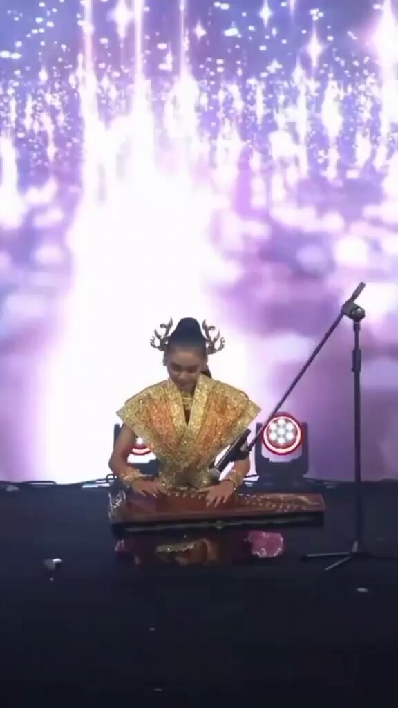 Ketika KECAPI, BUBUY BULAN, TARI JAIPONG dan TARI BALI MENGGEMA di POLANDIA Puteri Indonesia 2024 Harashta Haifa Zahra seorang gadis asal Garut berhasil memenangkan Supra Talent 2024 di ajang Miss Supranational 2024🩷🩷 Sebagai wanoja tatar Pasundan aq bangga bangeett😍