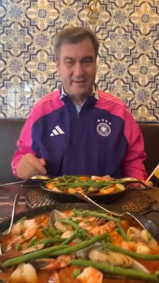 Bin schon sehr gespannt auf das Viertelfinale heute Abend. Mein Tipp: Wir gewinnen nach Verlängerung und Elfmeterschießen gegen die Spanier. Habe mich mit einer Paella auf das Spiel eingestimmt. Das schmeckt. 😃 Was ist euer Tipp? #söderisst #espger