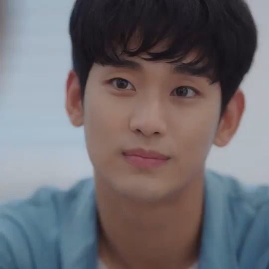 Kim Soo-hyun, cowok keselek kesayangan kita 🥰