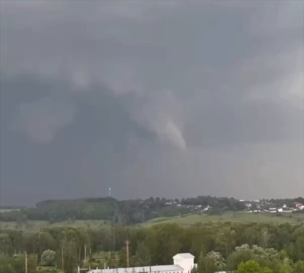 🤡🤡🤡Videos of a tornado in the Dmitrov district of Moscow as it was beginning to form appeared on social media. Within an hour Russians found the guilty party. Hint: it’s not Mother Nature. It’s the Americans! TsargradTV published the following: “Where do tornadoes in Moscow come from? Internet users recall a 2003 patent for a device registered in the United States that can control hurricanes and tornadoes: “Sound waves are generated at frequencies that influence the formation of weather systems by disrupting, enhancing or directing their development. These waves can also be emitted in such a way as to cause rain.” Just a coincidence?” #Russia