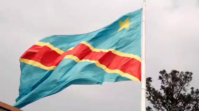 #RDC : Notre pays a répondu favorablement à la « trêve humanitaire » de deux semaines proposée par les #USA 🇺🇸 sur les lignes de front pour permettre d’apporter l’assistance à nos populations, victimes de la barbarie rwandaise. Durant ce temps et connaissant les méthodes du #Rwanda, nos forces resteront vigilantes pour prévenir toute tentative de violation de cette trêve par nos ennemis. Au cours de cette réunion stratégique autour du Président de la République, nous avons fait le point général de la situation sur le terrain. #BendeleEkweyaTe 🇨🇩🇨🇩🇨🇩 !!!!