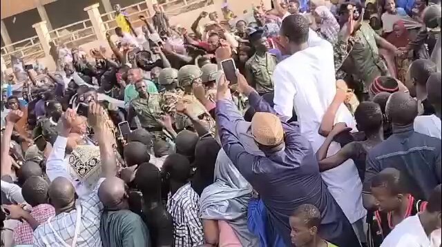 AES: Les présidents Tiani et Traoré traversant la foule à pied à Niamey. La ferveur de ça! Un peuple qui aime ses dirigeants, ça ment pas. T’as ça chez toi?