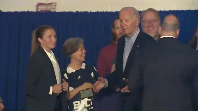🚨 Biden just got LOST at his own rally “Where am I going?” 🤦🏻‍♂️