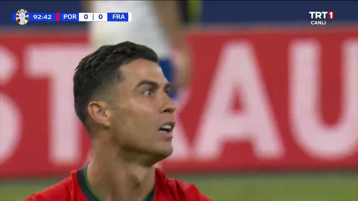 ☄️ Sağ kanattan gelen topa müsait pozisyonda vuran Ronaldo topu üstten dışarı attı!
