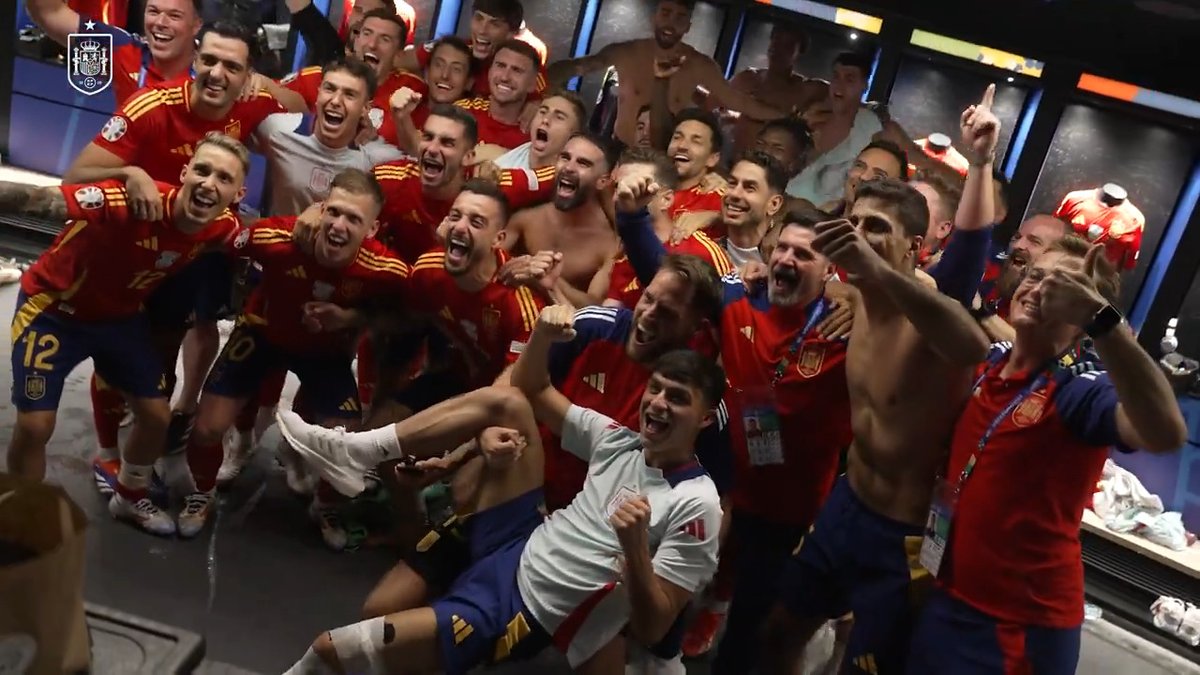 📸 No podías faltar en la foto más especial del día (y de la #EURO2024), Pedri González. ¡¡Os pasamos el making-of de la imagen más buscada del vestuario!! 🔊 ¡¡#VamosEspaña!! ¡¡Gritadlo con nosotros!!