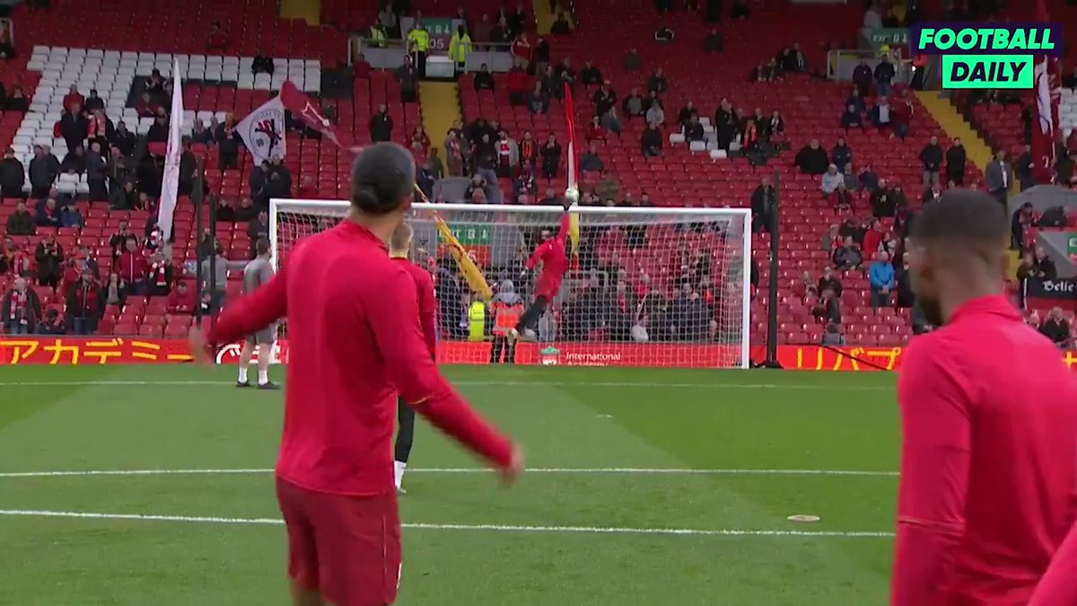 When Virgil van Dijk forgot that Alisson is always ready 🤣🧤