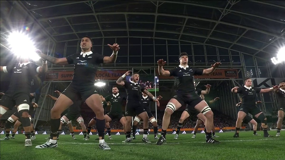 INTENSE! 😯 The All Blacks perform the haka as England watch on! 🇳🇿