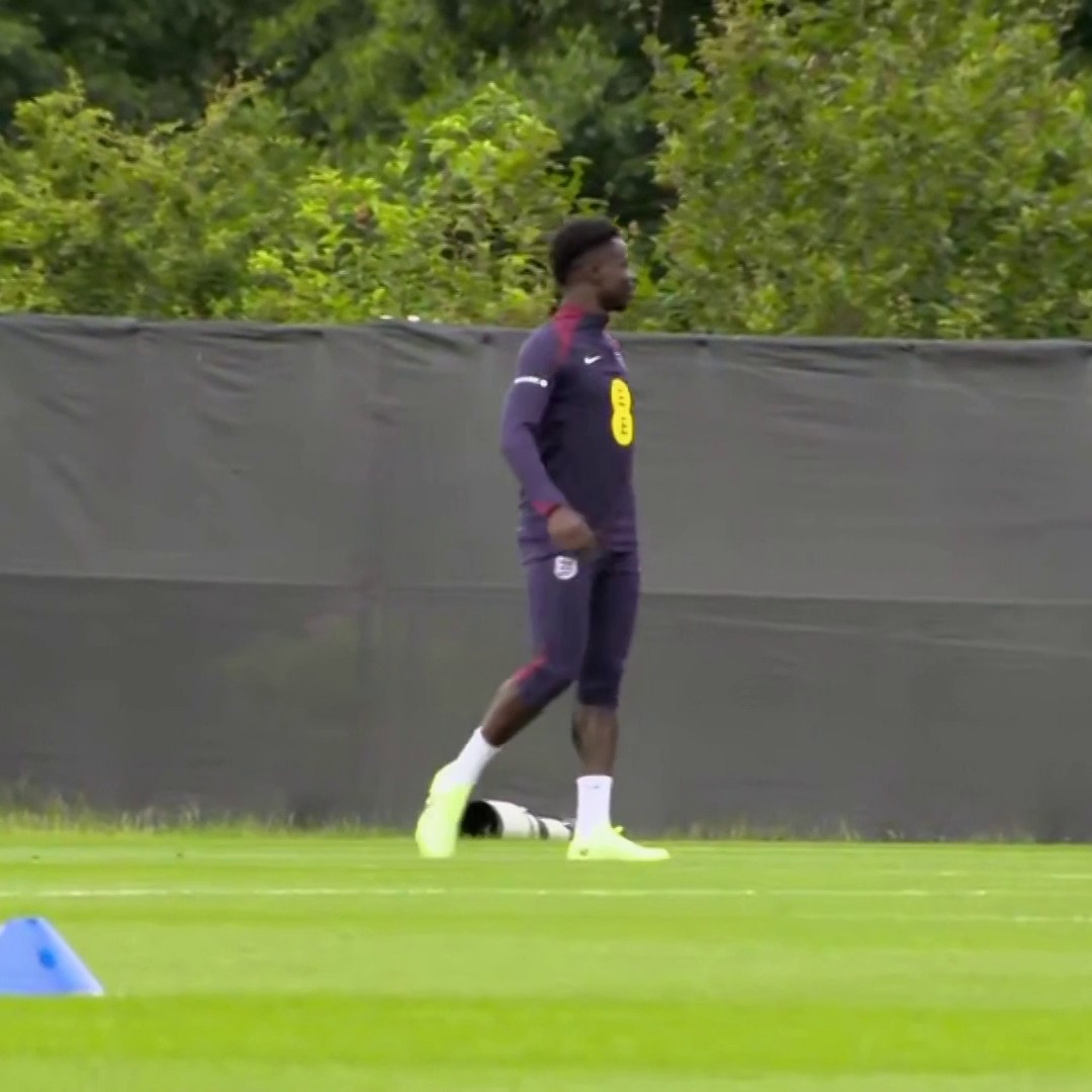"An absolutely RADICAL, but pragmatic change!" 😲 England are expected to start a back five for the first time since the Euro 2020 final, with Kieran Trippier and Bukayo Saka as the wing-backs and Ezri Konsa joining the defence ⚡