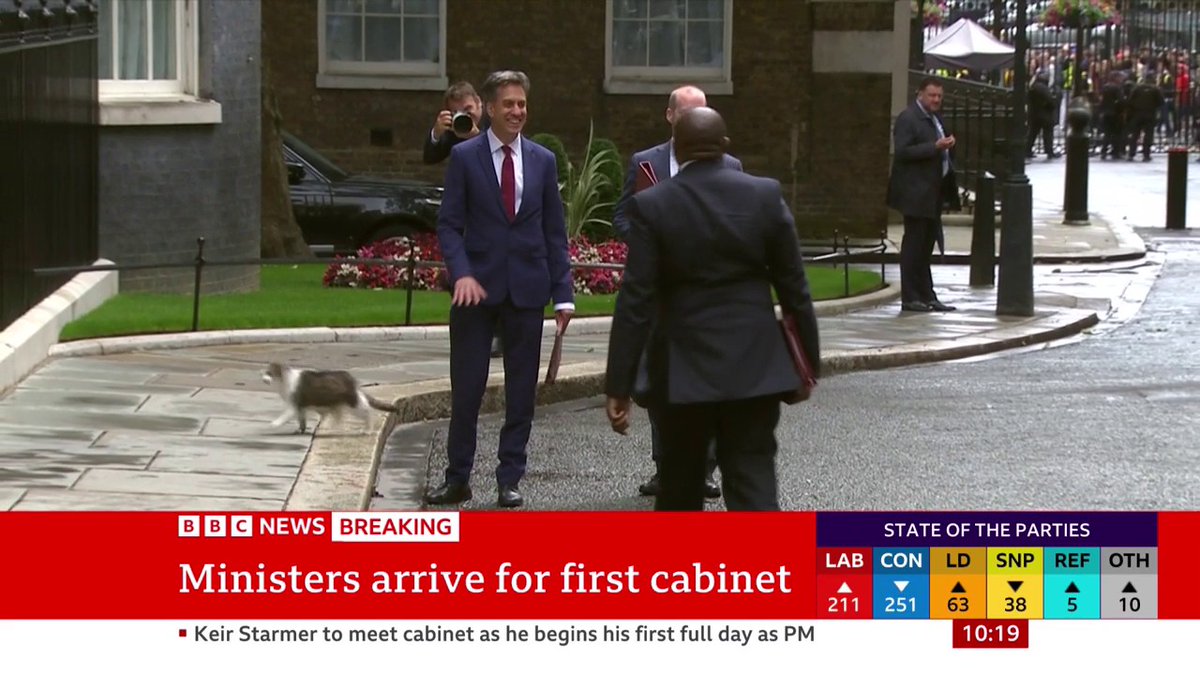 Cabinet members, and Larry the cat, arrive in Downing Street as Keir Starmer begins his first full day as prime minister Follow live coverage and analysis: