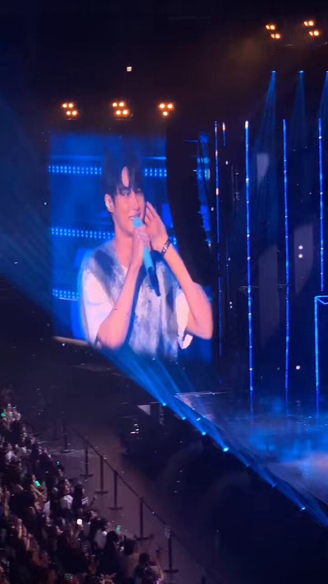 변우석 또 울어 .............