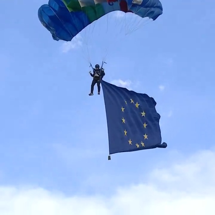 Name: EU flag 🇪🇺 Age: 69 years old Since 1955, the EU flag has become the most recognisable symbol of the European identity. Based on solidarity, diversity, and unity. 📹 A skydiver jumping from a helicopter with the European flag during the G7 in Puglia, Italy.