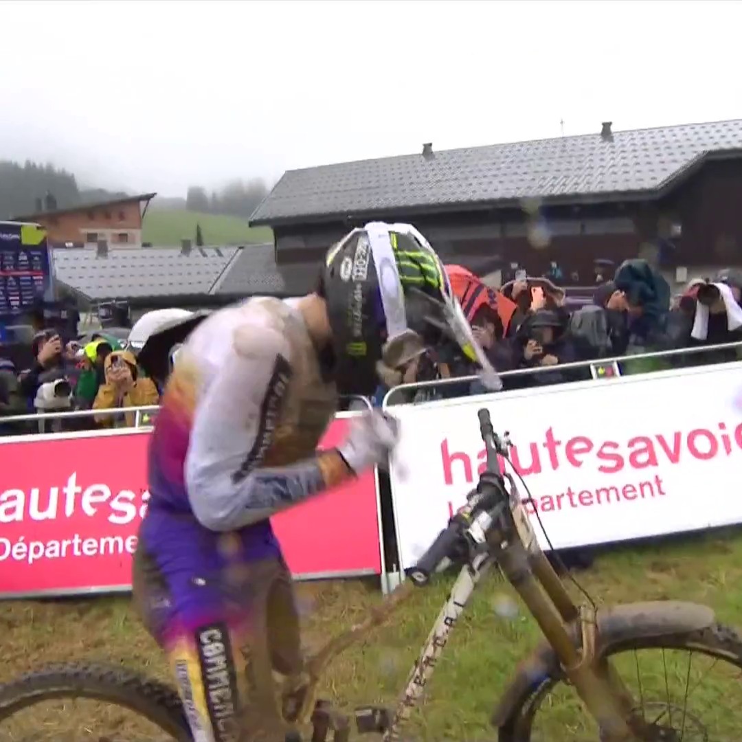 😱 La descente monstrueuse d'Amaury Pierron ! Le Français s'impose aux Gets avec plus de 6 secondes d'avance sur le deuxième ! Suivez la Coupe du monde de VTT en intégralité sur Eurosport #MTBWorldCup
