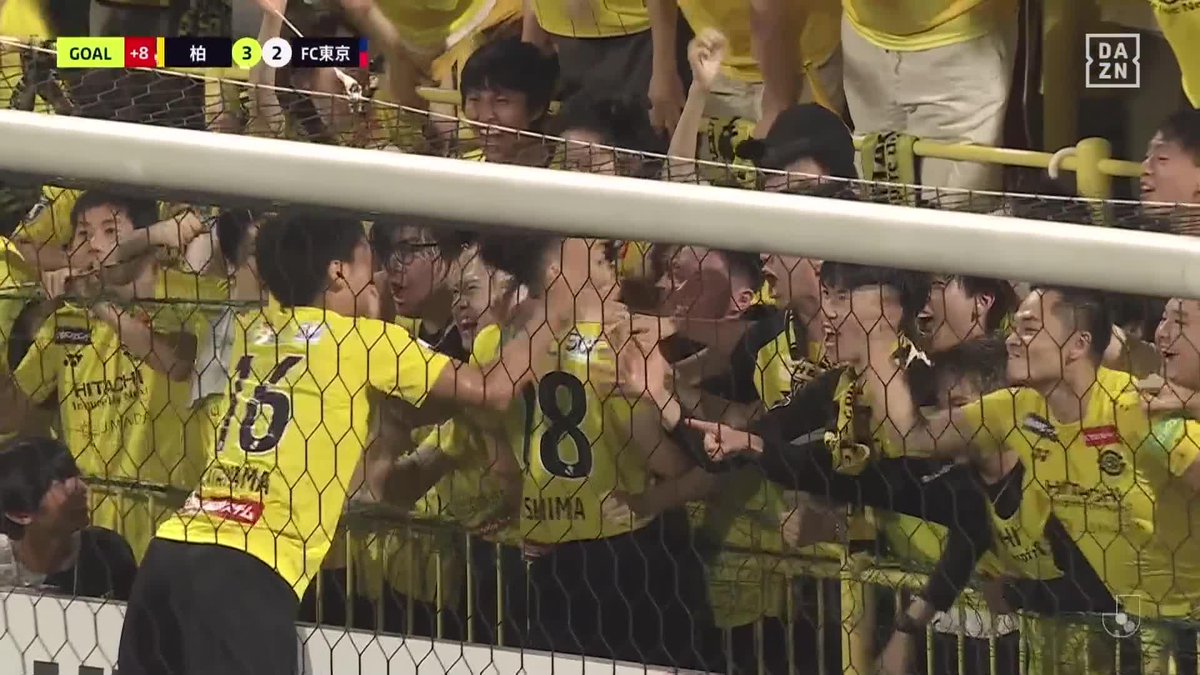 ／ 黄色の壁が揺れた💛❤️‍🔥 ＼ PA手前から熊澤が浮き球のパスを入れ 中で片山が競り勝ち 最後は戸嶋が蹴り込んだ！ 連勝を手繰り寄せた 劇的な勝ち越しゴール！ 🏆明治安田J1第22節 🆚柏×FC東京 📺 #DAZN 見逃し配信中！ #柏×FC東京