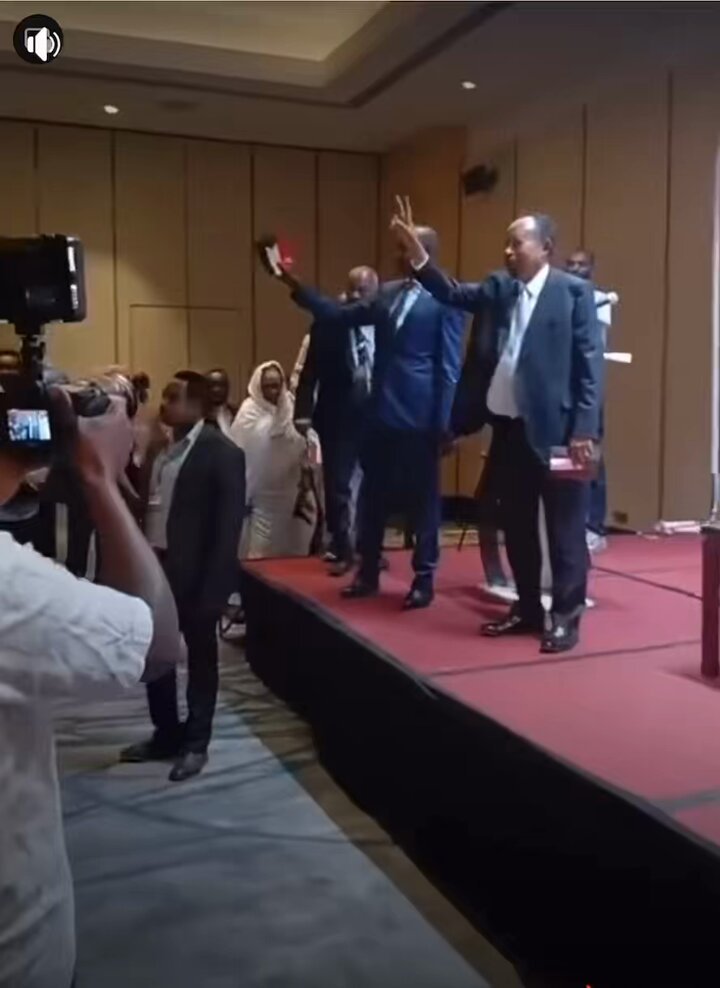 الشعارات التى كنتم تضحكون بها علي الشعب لن تعد تفيدكم فمن دعم #مليشيا_الجنجويد وكان لها بوقا اعلاميا وممثلا لها في المحافل الدوليه كواجهة سياسيه ليس له مكانا بين هذا الشعب و لن يمثله باي حال من الاحوال ، من يتماهى مع المليشيا وهي تشرد وتقتل وتغتصب وتنهب المواطن كل يوم لن يتقبله المواطن مرة آخرى ولن تنجح محاولاته في التسلق للسلطة على حسابه من جديد .
