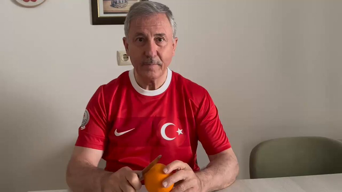 Gelecek Partili vekil Selçuk Özdağ, milli takım forması giyip portakal soydu