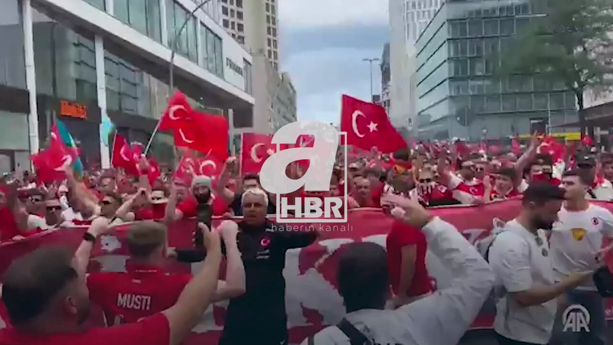 Kim demiş ev sahibi turnuvadan elendi diye? Berlin caddelerinde yükselen ses.. “Burası Türkiye buradan çıkış yok”