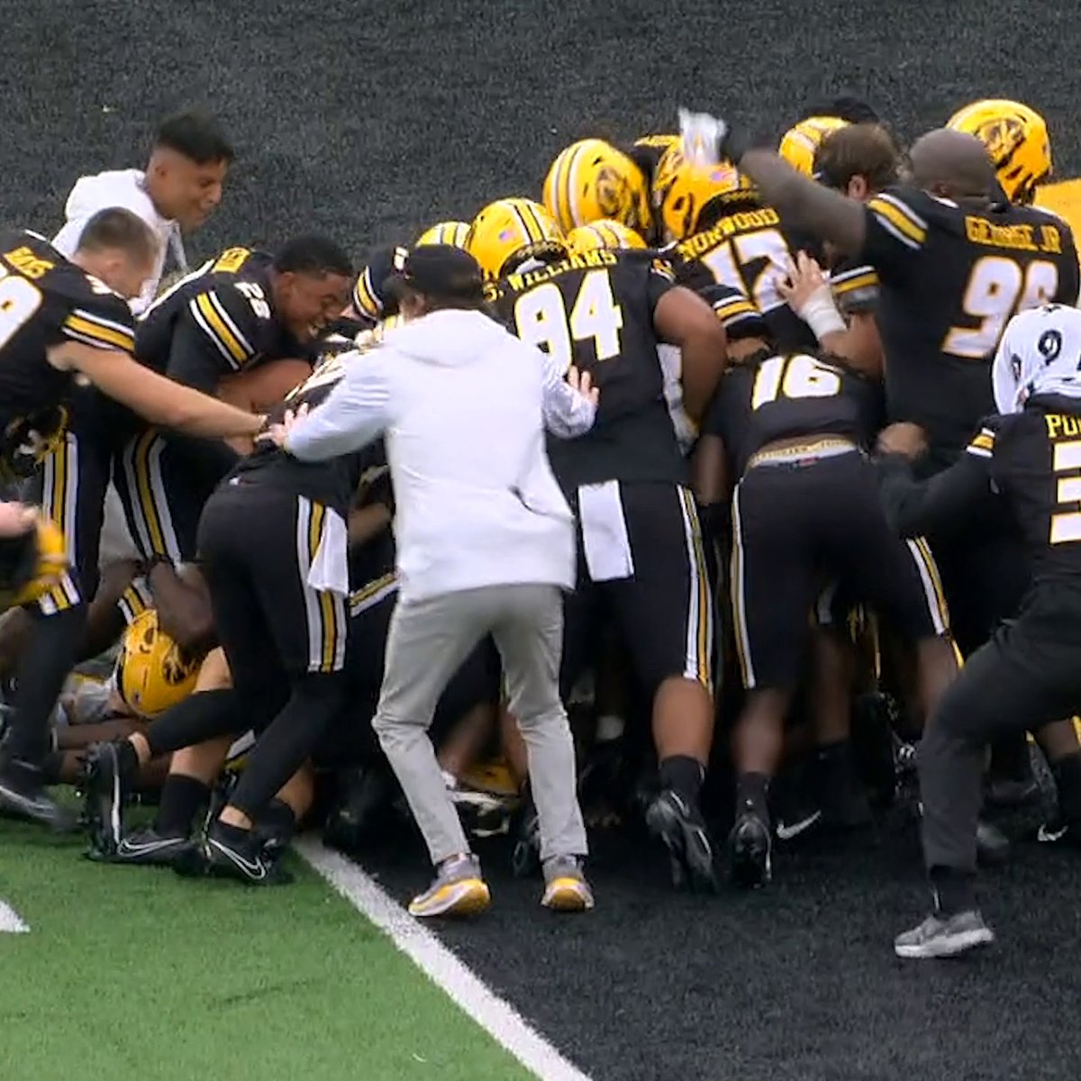 Walk-off FG from 61 yards out. The longest field goal in SEC history. MONEY MEVIS ๐ค๐ฐ Mizzou Football | #SECNTakeover